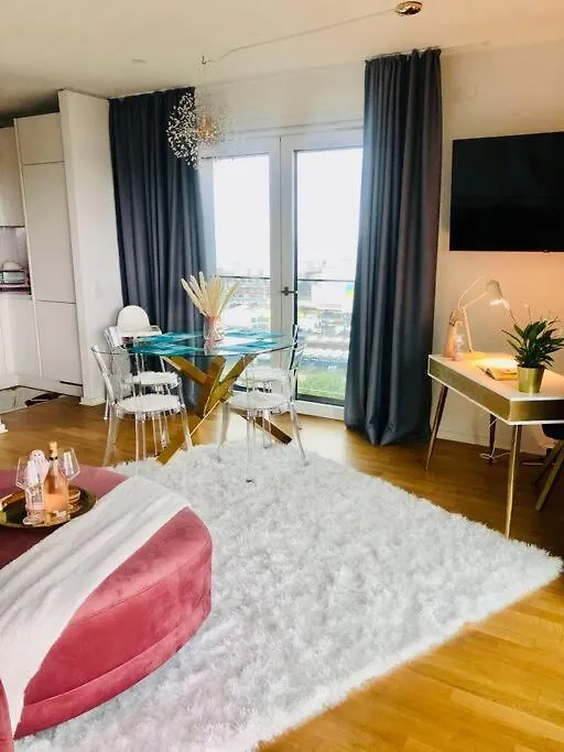 アパート デュッセルドルフLux 2Bd W/ Rooftop Terrace And Rhine Views!アパートメント ドイツ